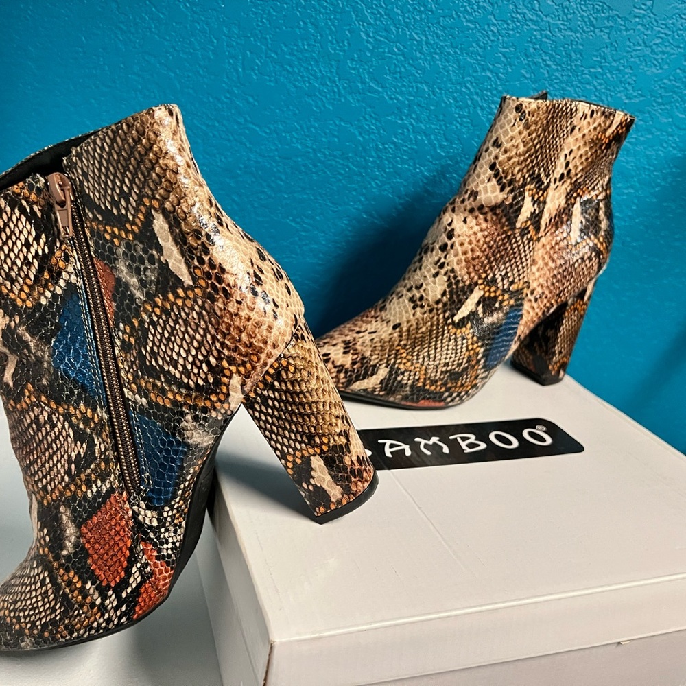 Brand New Bamboo Bellflower snakeskin boots~ Size 8.5